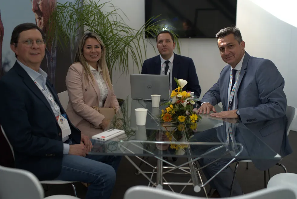 Lastra-y-actaul-ministra-de-paraguay-en-FIt2