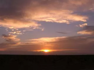 la-salida-del-sol-en-una-manana-nublada_19-100973