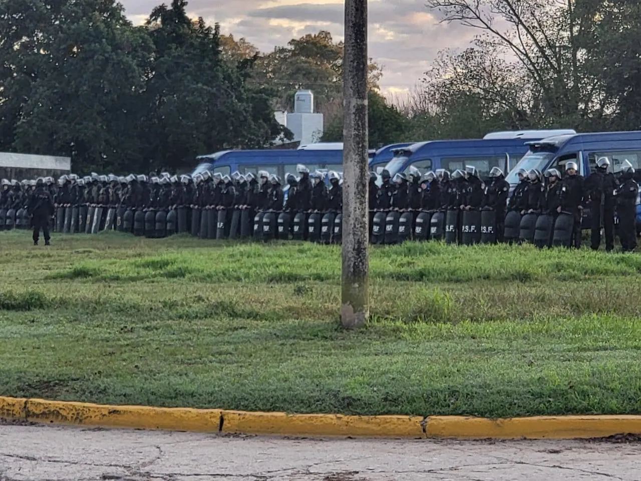 poli protesta m