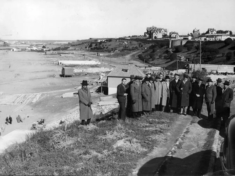 jose_maria_bustillo_inspecciona_las_obras_que_se_realizan_en_playa_grande_mar_del_plata_1937_agn