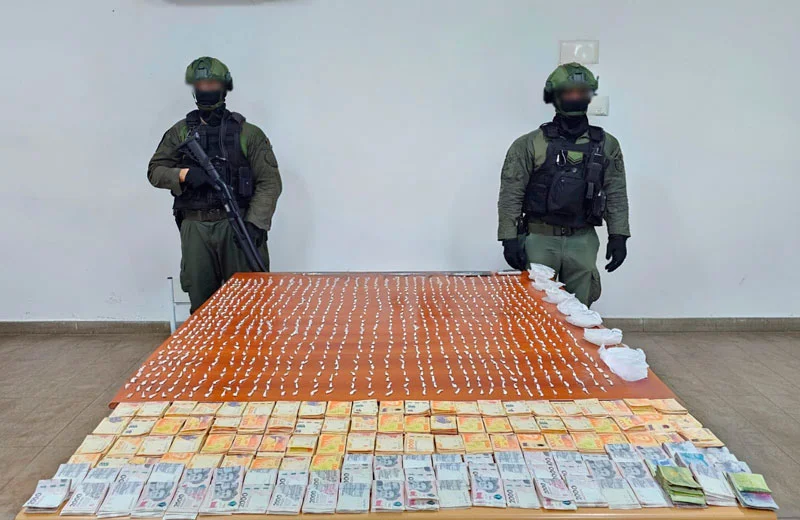 gna-detuvo-a-dos-personas-con-mas-de-1.000-dosis-de-cocaina-en-rosario-2