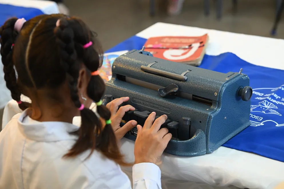 Nahiara-Albornoz-Rodriguez-libro-braille-2