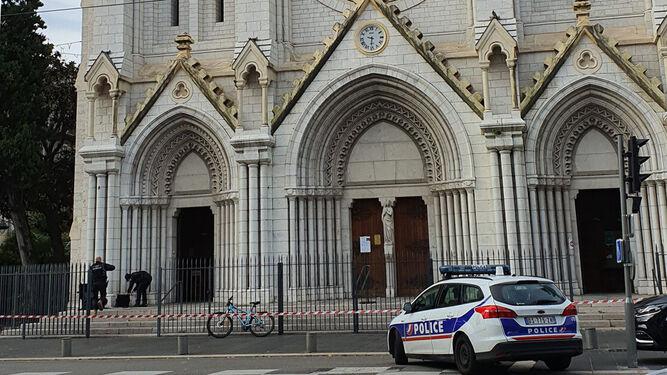 vehiculo-Basilica-Notre-Dame-Niza-acuchillado_1514858571_127432347_667x375