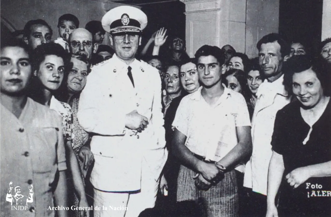 PERON-DESPIDIENDOSE-DE-LOS-EMPLEADOS-de-la-Secretaria-de-Trabajo-y-Prevision-e1696446159191