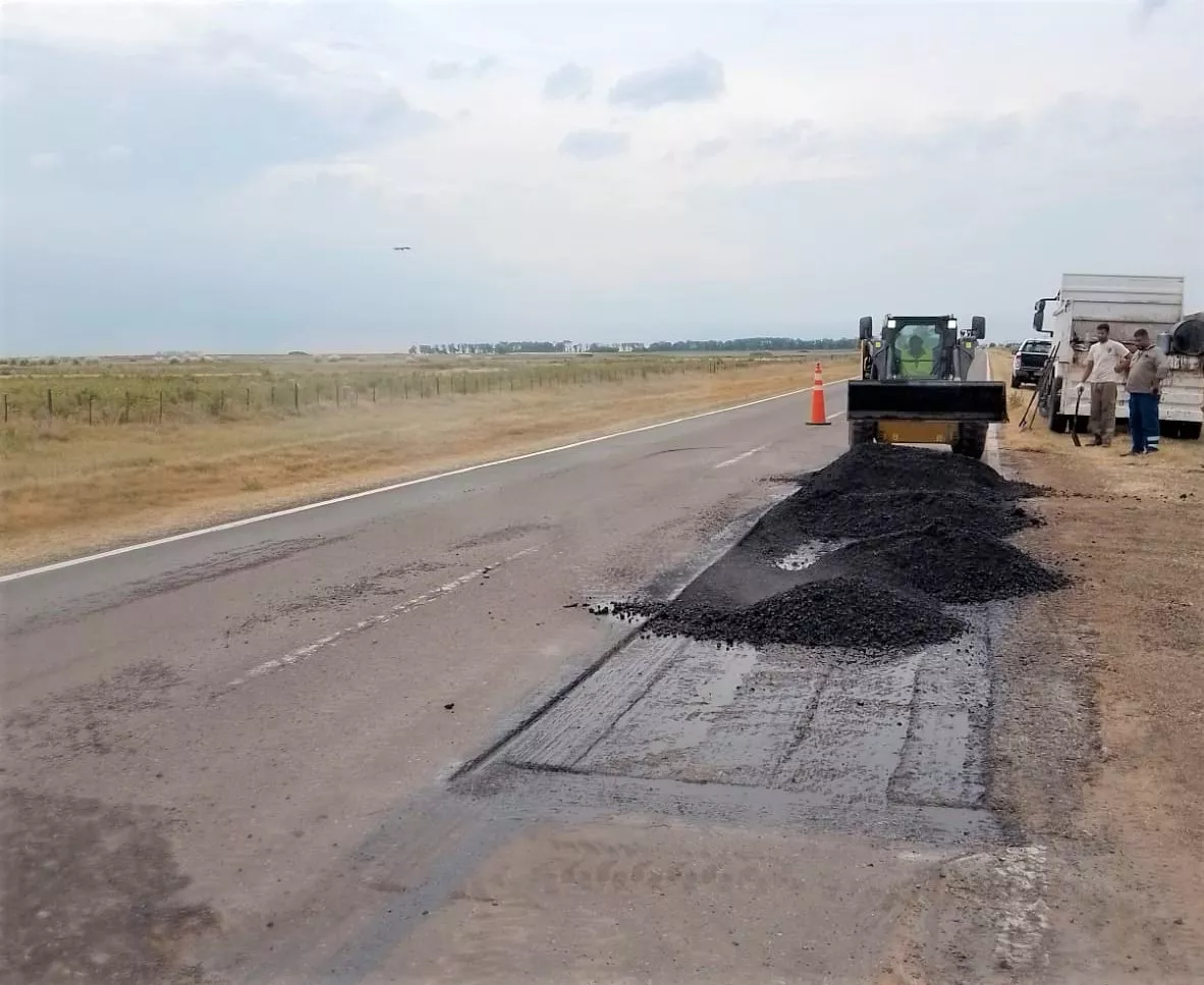 RN 33 - TRABAJOS DE BACHEO Y CONSERVACION KM 611- 15-3-23 (2)