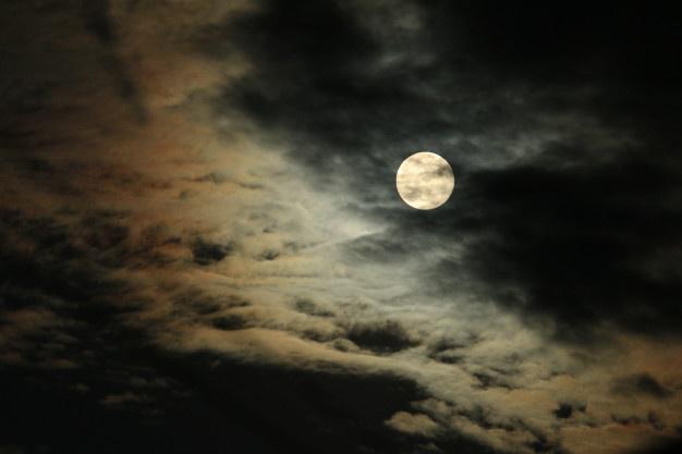 luna-llena-nubes_35672-678