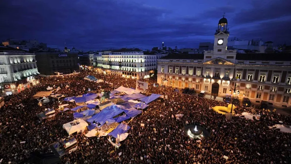 Puerta-del-sol-la-noche-del-15-M-foto-efe