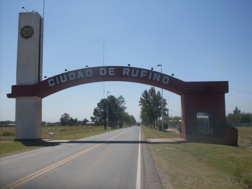 Arco-de-la-entrada-a-Rufino-por-Ruta-7-2011