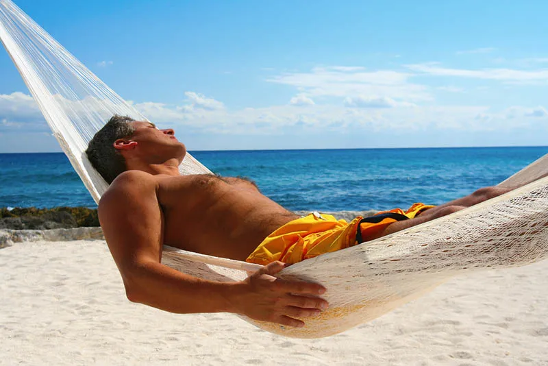 Hombre-tomando-el-sol